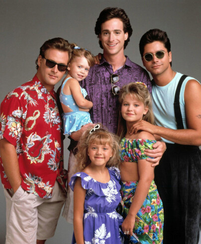 TIDLIG TV-STJERNE: Ashley Olsen sitter på armen til «Under samme tak»-kollega Bob Saget i 1987. F.v: Dave Coulier, Ashley Olsen, Bob Saget, John Stamos. Foran f.v.: Jodie Sweetin, Candace Cameron. Foto: NTB Scanpix TIDLIG TV-STJERNE: Ashley Olsen sitter på armen til «Under samme tak»-kollega Bob Saget i 1987. F.v: Dave Coulier, Ashley Olsen, Bob Saget, John Stamos. Foran f.v.: Jodie Sweetin, Candace Cameron. Foto: NTB Scanpix